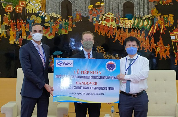 COVID-19 Plus de 97 000 doses du premier lot de vaccin de Pfizer sont arrivées au Vietnam